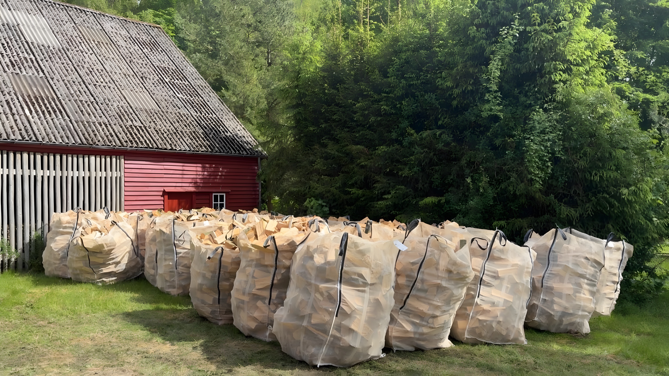 Rækker af big bags med bøgebrænde ved laden